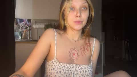 Snapshot of lilies_and_minipoots chatting on 10.24.25 Sonechka online show from 10.24.25