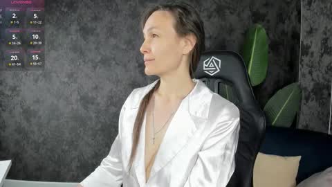 lillian_white1 online show from 11.24.25