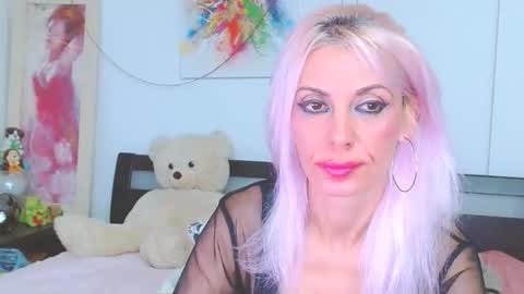 Lara online show from 10.18.25
