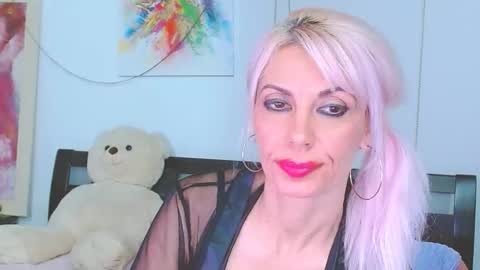 Snapshot of lillianasara chatting on 12.05.25 Lara online show from 12.05.25