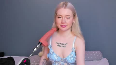 Snapshot of lillie_berry chatting on 04.22.26 lillie_berry online show from 04.22.26