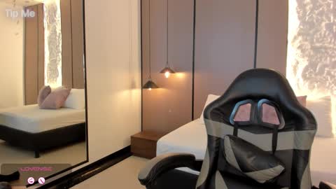 L I L L Y online show from 01.08.26