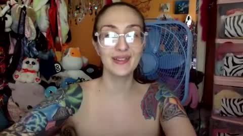 Snapshot of lillylushabae chatting on 10.07.25 hi guys im back on here 3 online show from 10.07.25