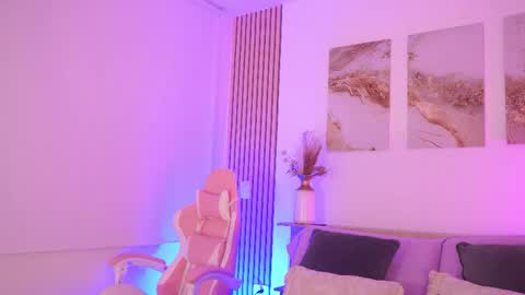 Lilly Thompson  online show from 02.02.26