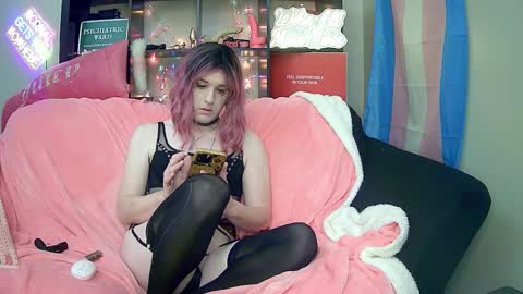 Snapshot of lillyvtrap chatting on 10.29.25 lillyVonT online show from 10.29.25