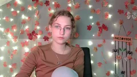 small lily online show from 10.09.25