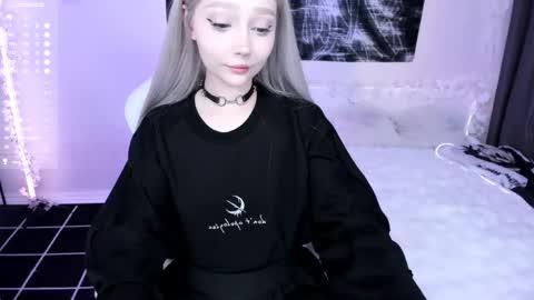 Snapshot of lily_weep chatting on 05.19.26 Lily online show from 05.19.26