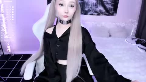 Snapshot of lily_weep chatting on 06.17.26 Lily online show from 06.17.26