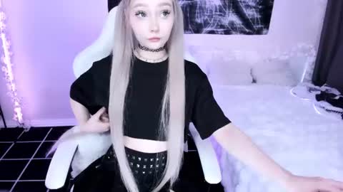 Snapshot of lily_weep chatting on 06.18.26 Lily online show from 06.18.26