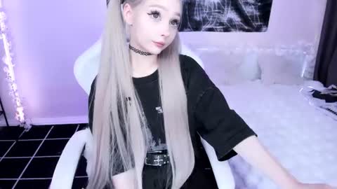 Snapshot of lily_weep chatting on 06.24.26 Lily online show from 06.24.26