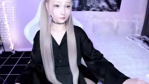 Snapshot of lily_weep chatting on 07.31.26 Lily online show from 07.31.26