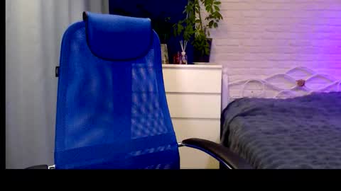 Snapshot of lilymellow chatting on 11.17.25 Lily online show from 11.17.25