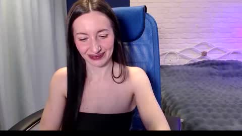 Snapshot of lilymellow chatting on 11.18.25 Lily online show from 11.18.25