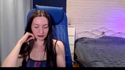 Snapshot of lilymellow chatting on 11.19.25 Lily online show from 11.19.25