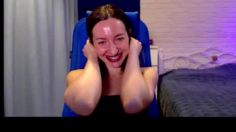 Snapshot of lilymellow chatting on 11.23.25 Lily online show from 11.23.25