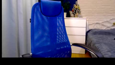 Snapshot of lilymellow chatting on 12.17.25 Lily online show from 12.17.25