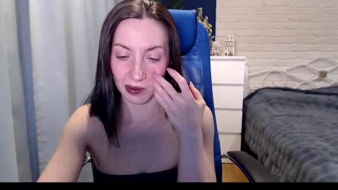 Snapshot of lilymellow chatting on 12.22.25 Lily online show from 12.22.25