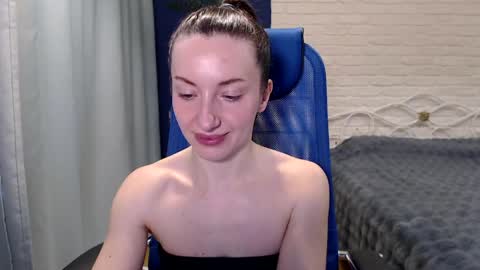 Snapshot of lilymellow chatting on 04.21.26 Lily online show from 04.21.26
