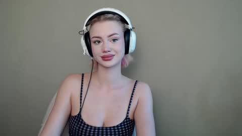 Snapshot of linacute52 chatting on 10.18.25 linacute52 online show from 10.18.25