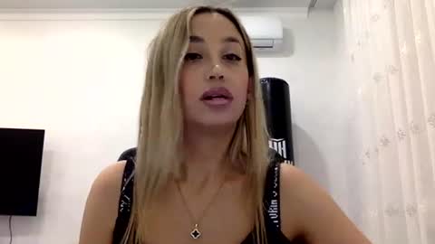 Snapshot of linavora chatting on 11.22.25 linavora online show from 11.22.25