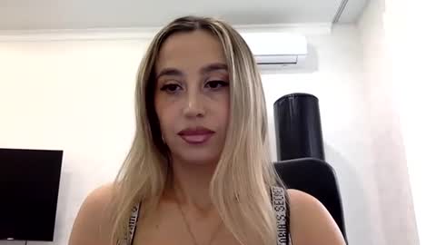 Snapshot of linavora chatting on 11.24.25 linavora online show from 11.24.25