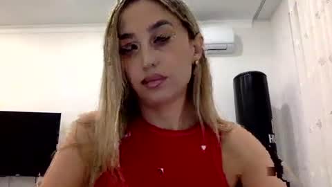 Snapshot of linavora chatting on 12.01.25 linavora online show from 12.01.25