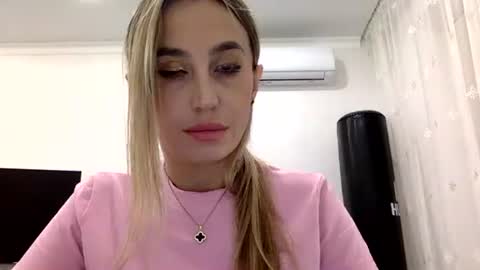 Snapshot of linavora chatting on 12.02.25 linavora online show from 12.02.25