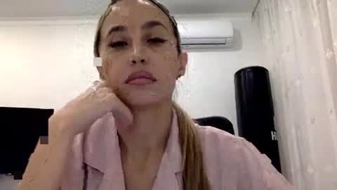 Snapshot of linavora chatting on 12.04.25 linavora online show from 12.04.25