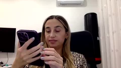 Snapshot of linavora chatting on 12.13.25 linavora online show from 12.13.25