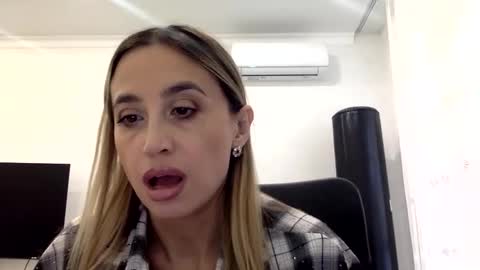 Snapshot of linavora chatting on 02.13.26 linavora online show from 02.13.26