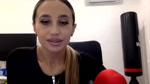 Snapshot of linavora chatting on 02.14.26 linavora online show from 02.14.26