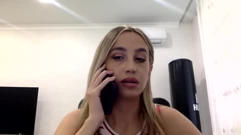 Snapshot of linavora chatting on 02.17.26 linavora online show from 02.17.26