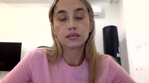 Snapshot of linavora chatting on 02.18.26 linavora online show from 02.18.26