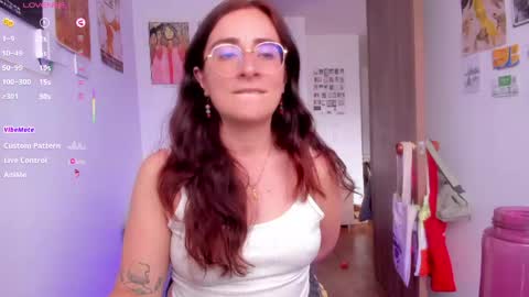 Snapshot of linda_giggle chatting on 05.06.26 Giggles online show from 05.06.26