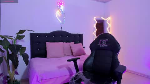 Snapshot of lindsay_tay chatting on 04.09.26 Linda online show from 04.09.26