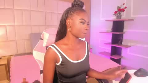 Snapshot of linsyadams chatting on 01.09.25 online show from 01.09.25