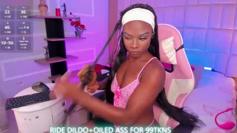 Snapshot of linsyadams chatting on 02.14.25 online show from 02.14.25