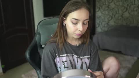 Snapshot of lis_silver chatting on 09.28.25 Lisa online show from 09.28.25