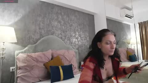 Snapshot of lisacroft chatting on 06.02.26 lisacroft online show from 06.02.26