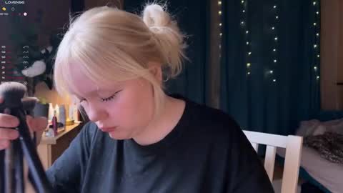 -Lisa- Help me to reach 100 thumbs up3 online show from 03.29.26