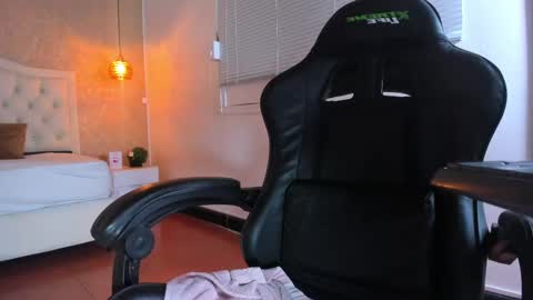 L I S S A  online show from 02.13.25