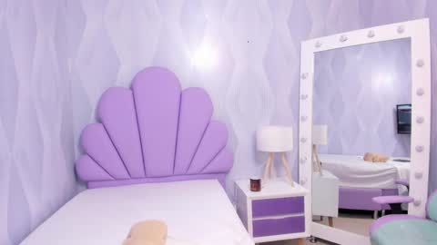 Snapshot of little__doll18 chatting on 12.21.25 little__doll18 online show from 12.21.25