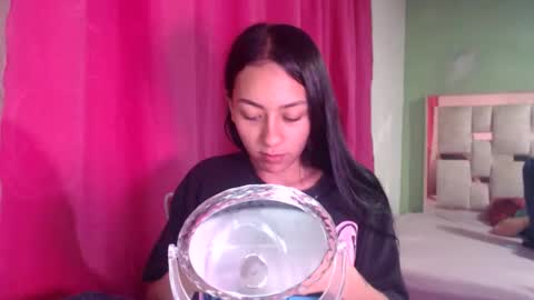 Snapshot of little_aphrodite2 chatting on 12.21.25 Aliciaparaisss online show from 12.21.25