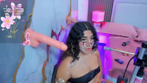 Snapshot of little_valentinaa chatting on 11.21.25 little_valentinaa online show from 11.21.25