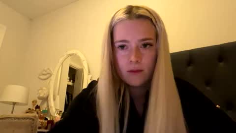 Snapshot of littleblonde010 chatting on 11.16.25 Littleblonde010 online show from 11.16.25