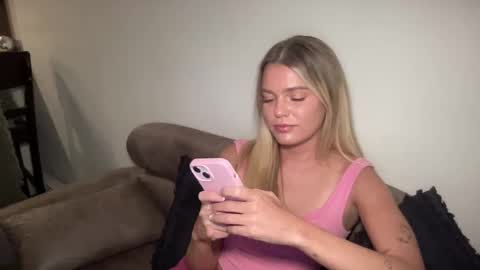 Snapshot of littlemaryjane19 chatting on 01.04.25 Marciabrady online show from 01.04.25