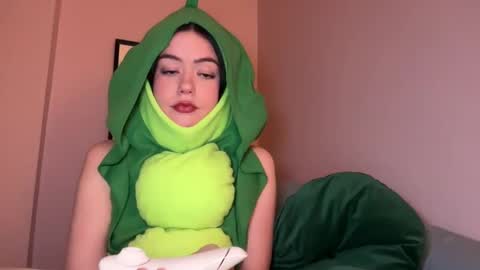 Snapshot of littlesugarpea chatting on 01.08.25 Little Sugar Pea  online show from 01.08.25