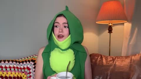 Snapshot of littlesugarpea chatting on 01.12.25 Little Sugar Pea  online show from 01.12.25