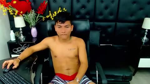 Snapshot of littletommy01 chatting on 02.19.25 littletommy01 online show from 02.19.25