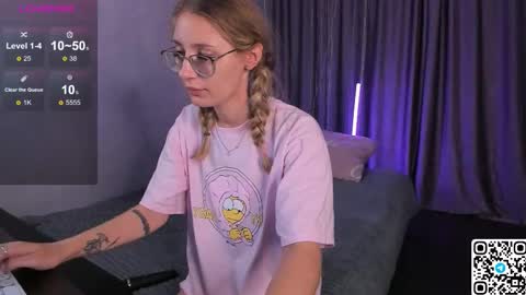 Snapshot of livyybosom chatting on 09.09.25 My name is Livy Nice to meet you Thumbs up please its important online show from 09.09.25